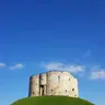 Clifford's Tower — Visita York em Família: Comboios, Chocolate e Aventuras Vikings para Todas as Idades, york