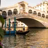 Puente de Rialto y Mercado de Pescado — Paseo Venecia Romantica: Canales, Cristal y Crepusculos, venecia