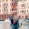 Paseo en Gondola al Atardecer — Ocio Venecia Romantica: Canales, Cristal y Crepusculos, venecia