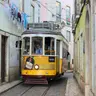Tranvia 28 y Calles de Alfama — Paseo Lisboa Fotogenica, lisboa