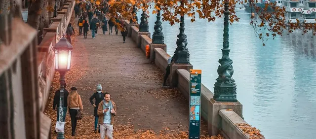 Paseo al atardecer por la orilla del Tamesis