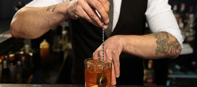 Speakeasies Escondidos: Cócteles tras Puertas Secretas