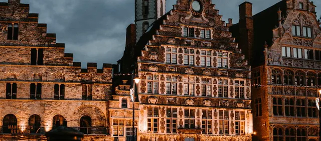 Paseo Nocturno por el Korenlei Iluminado