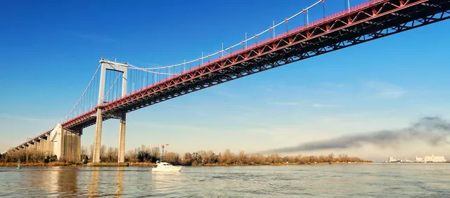 Walk along Pont de Pierre & Garonne Quays