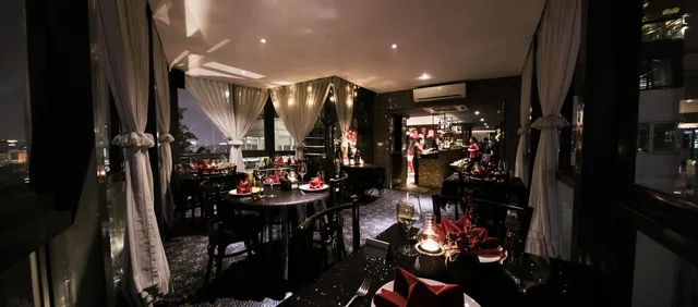 Dinner at Restaurant Bridges — Contemporary Cuisine at Sofitel Legend The Grand