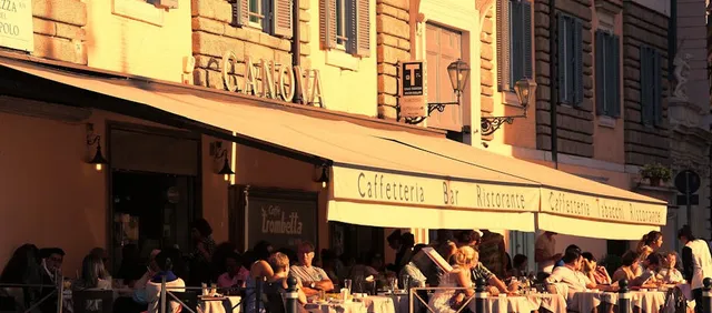 Café griego en plaza Kornarou