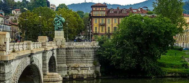 Bourg Médiéval et Rives du Pô