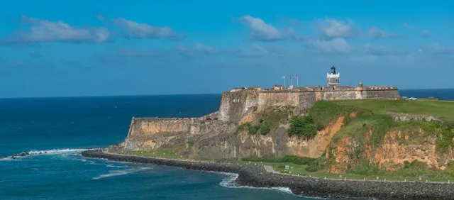 Raki al atardecer en el puerto