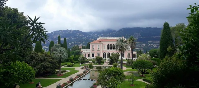 Playa de Castel: Arena y Calma en el Casco Antiguo