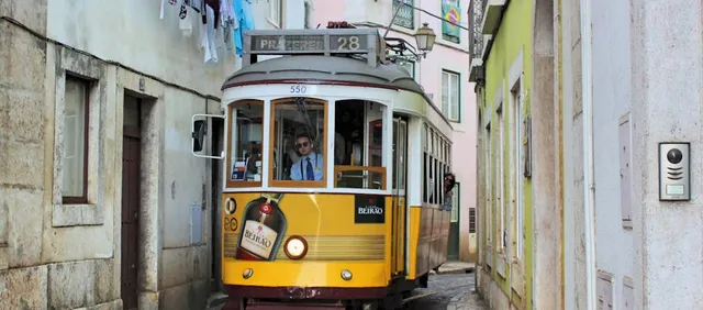 Tranvia 28 y Calles de Alfama