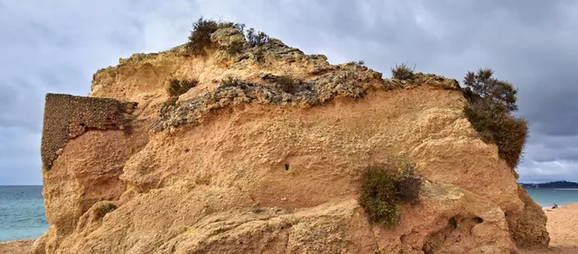 Playa de Praia da Falésia y Acantilados