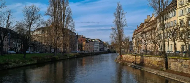 Im Inneren des Straßburger Münsters: Glasmalerei und Stille