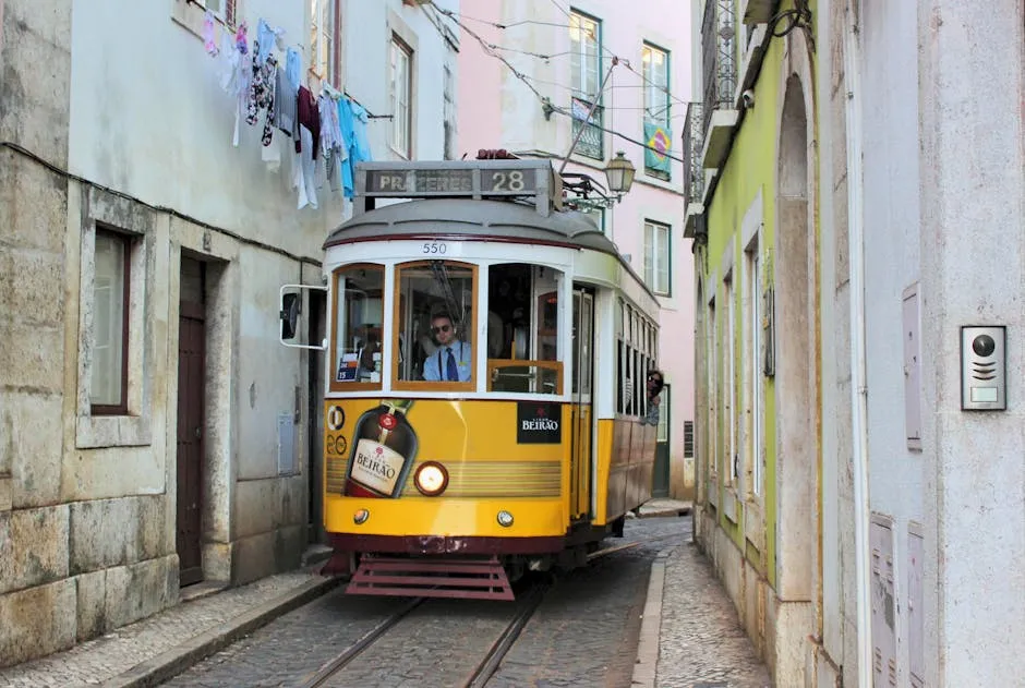 Tram 28 et rues Alfama