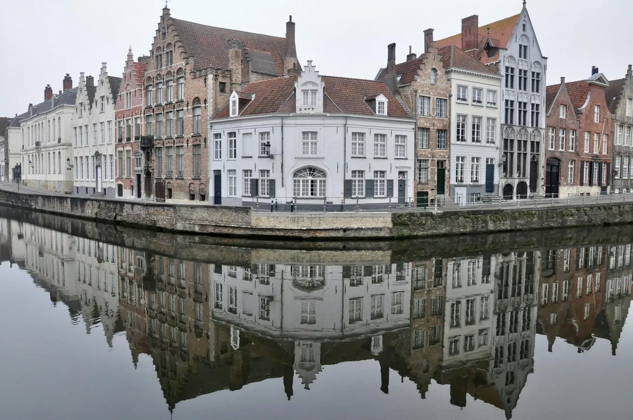 Vista pintoresca de edificios historicos reflejados en un canal de Brujas, Belgica