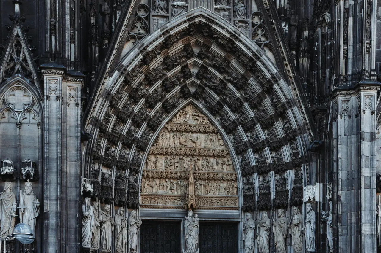 Fachada principal de la Catedral de Colonia con sus dos torres góticas imponentes