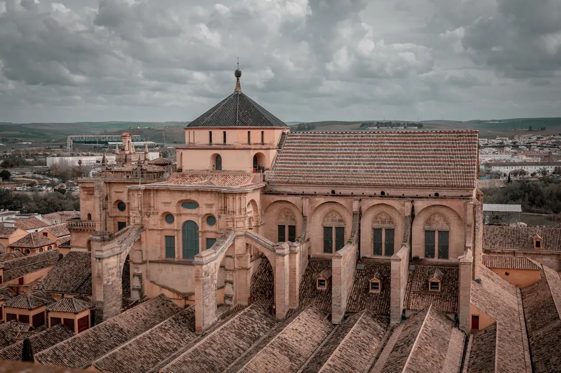Vista aérea de la Mezquita-Catedral de Córdoba y su entorno histórico