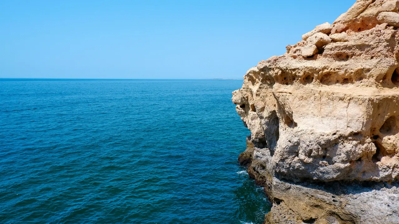 Espectaculares acantilados de caliza dorada de la costa del Algarve sobre aguas turquesa del Atlántico