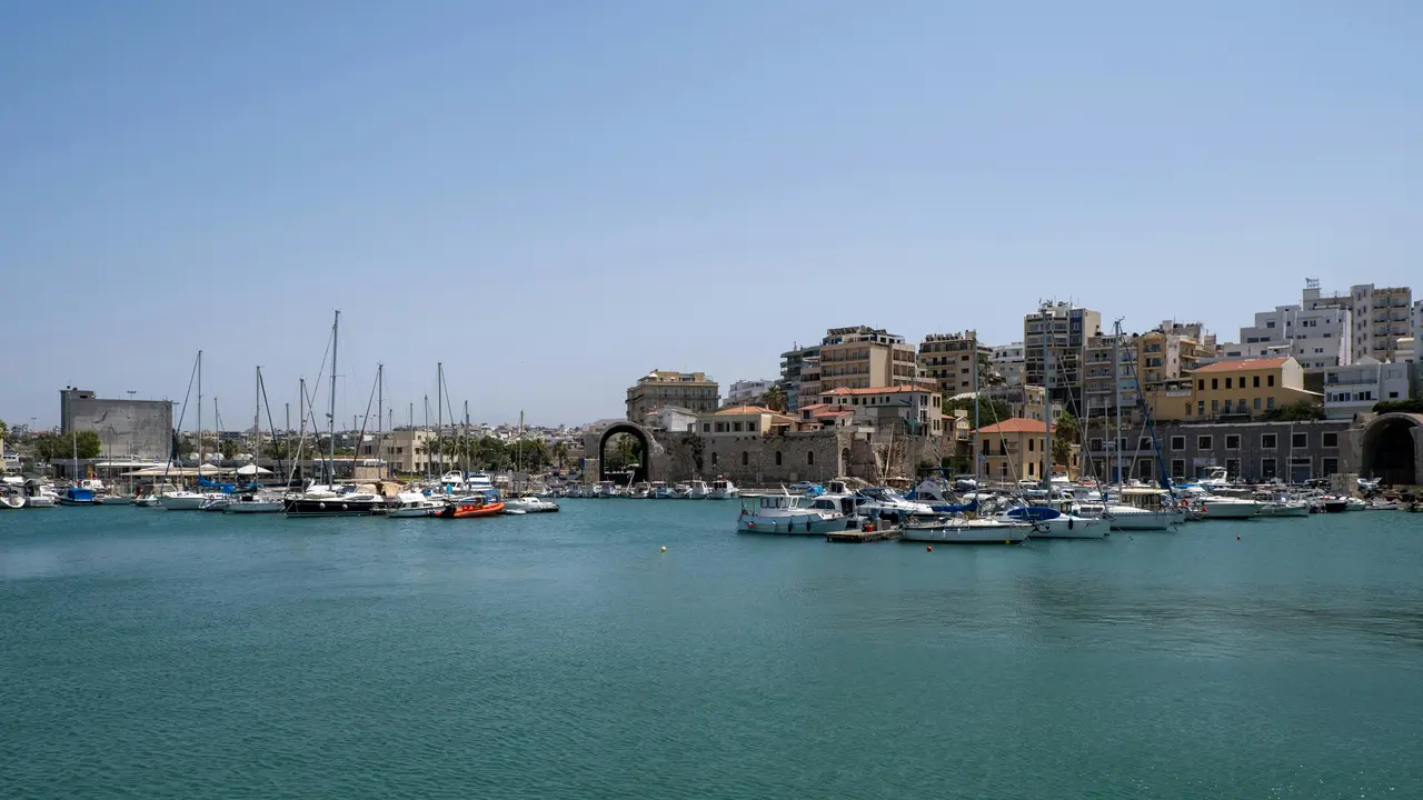 Puerto veneciano de Heraclión en Creta con barcos y edificios históricos