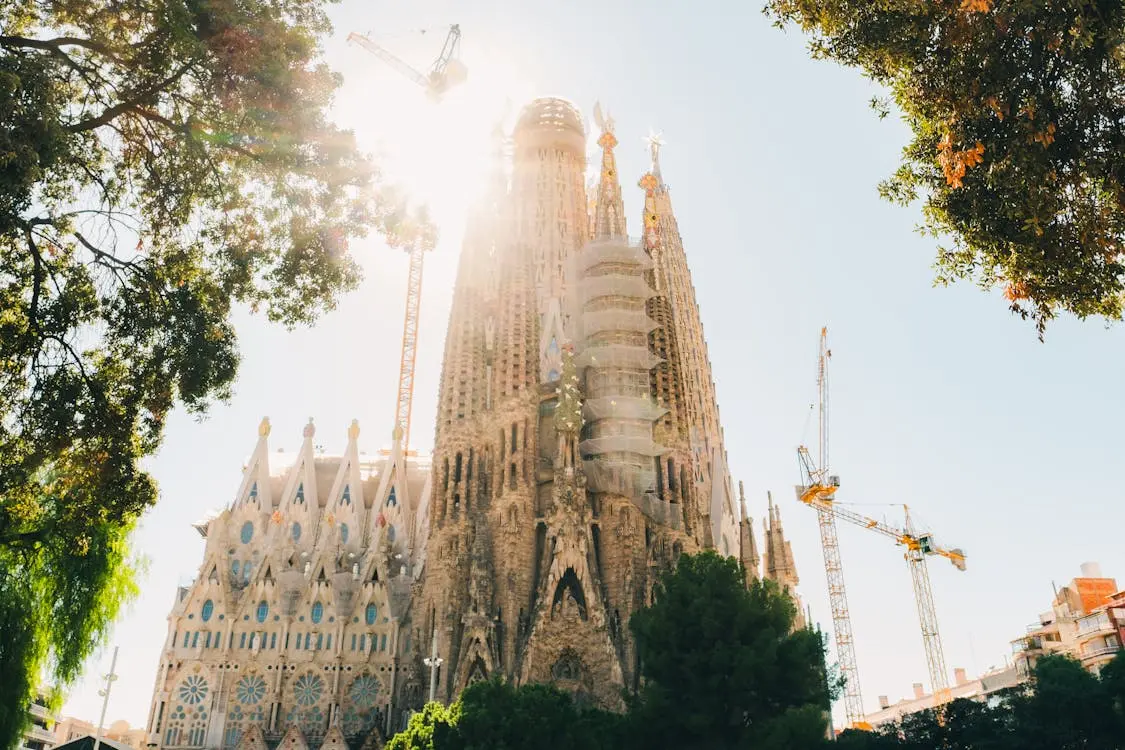 Vista majestuosa de la Sagrada Familia bajo el sol en Barcelona