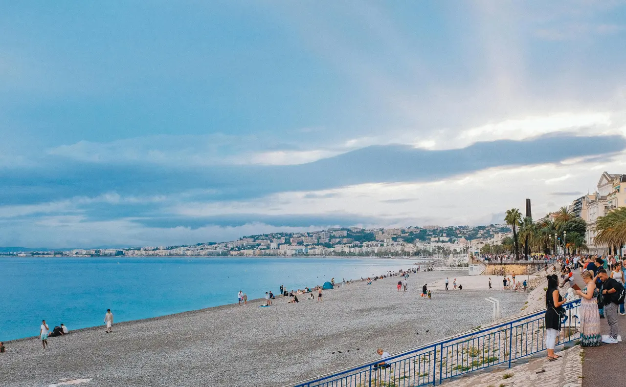 Vista de la Promenade des Anglais de Niza con la playa y el mar Mediterráneo