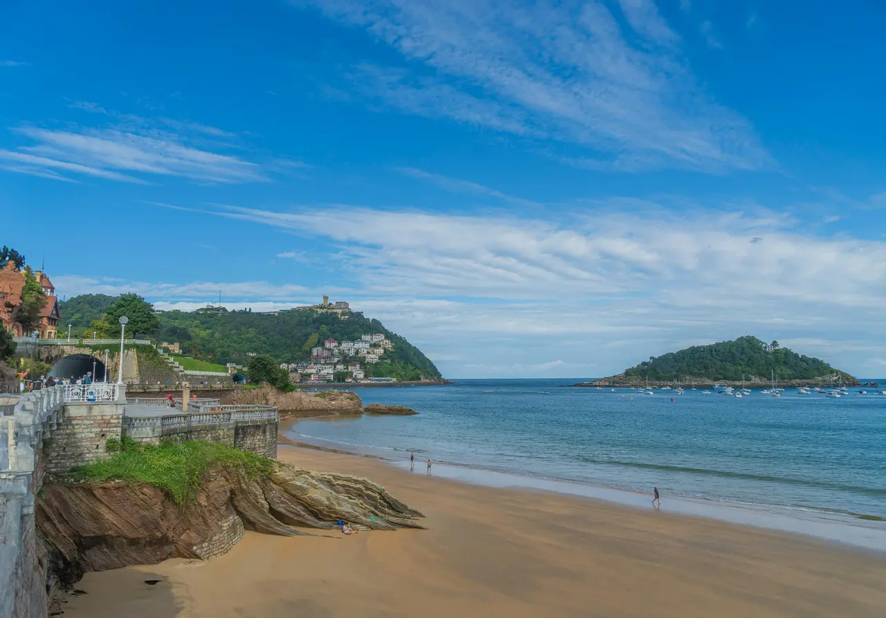 Vista panorámica de la playa de La Concha en San Sebastián con la bahía y el monte al fondo