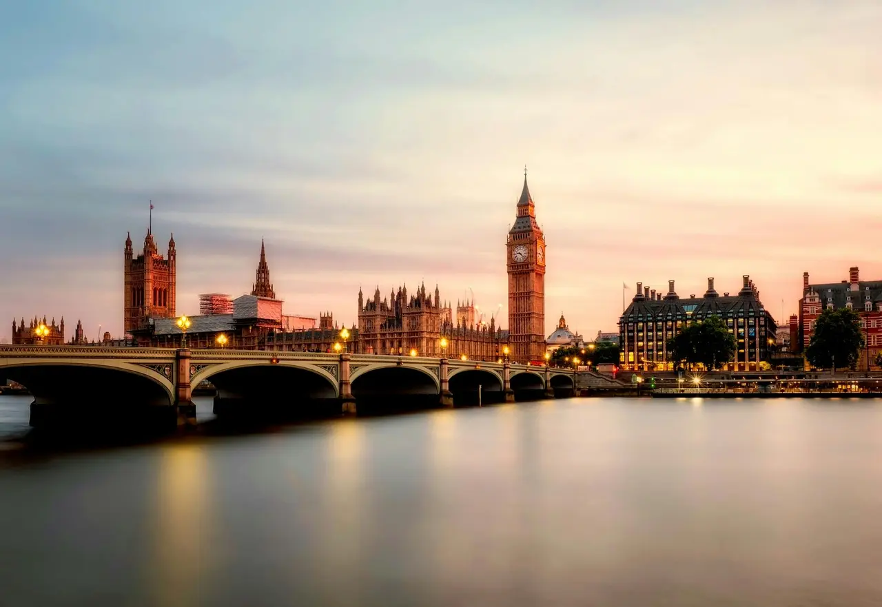Vista panoramica del Big Ben y el Westminster Bridge sobre el rio Tamesis al atardecer en Londres