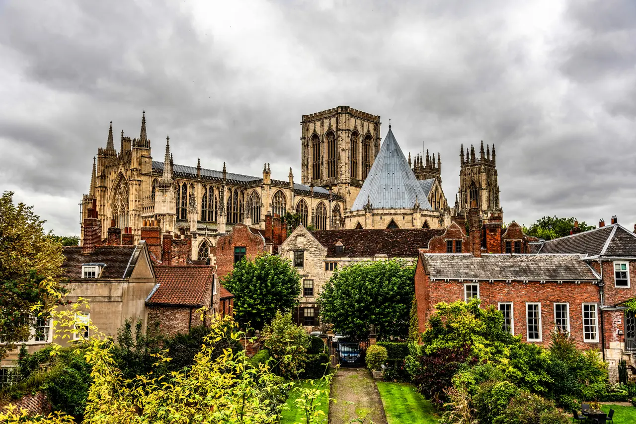La majestuosa York Minster asomandose entre los tejados de la ciudad medieval de York, Inglaterra