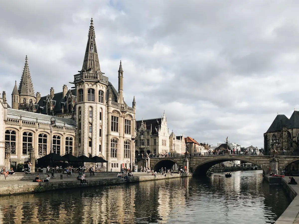 Vista de la arquitectura historica de Gante a orillas de sus canales en un dia soleado