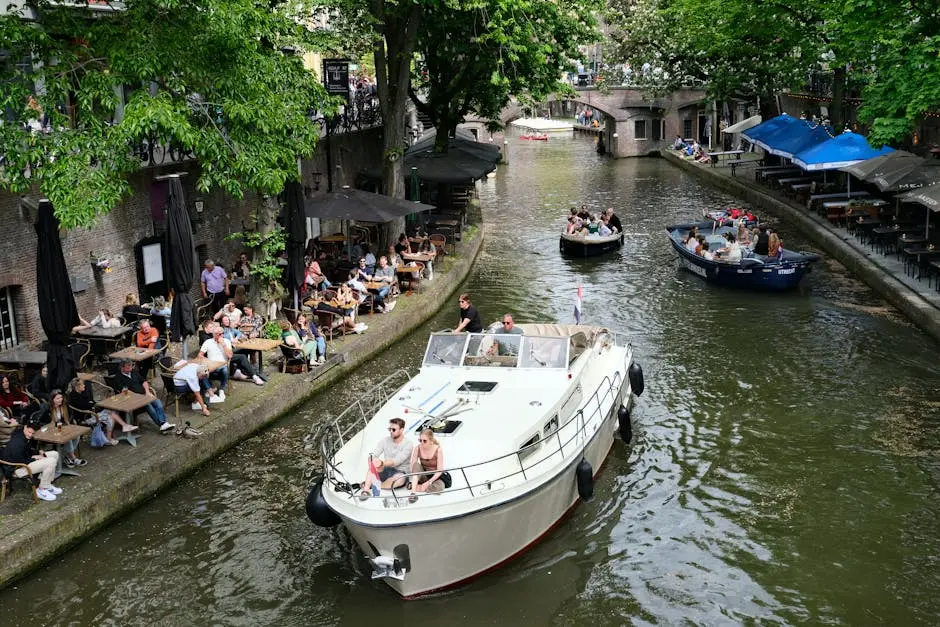 Utrecht Fotogénica: Canales con Cafeterías al Agua