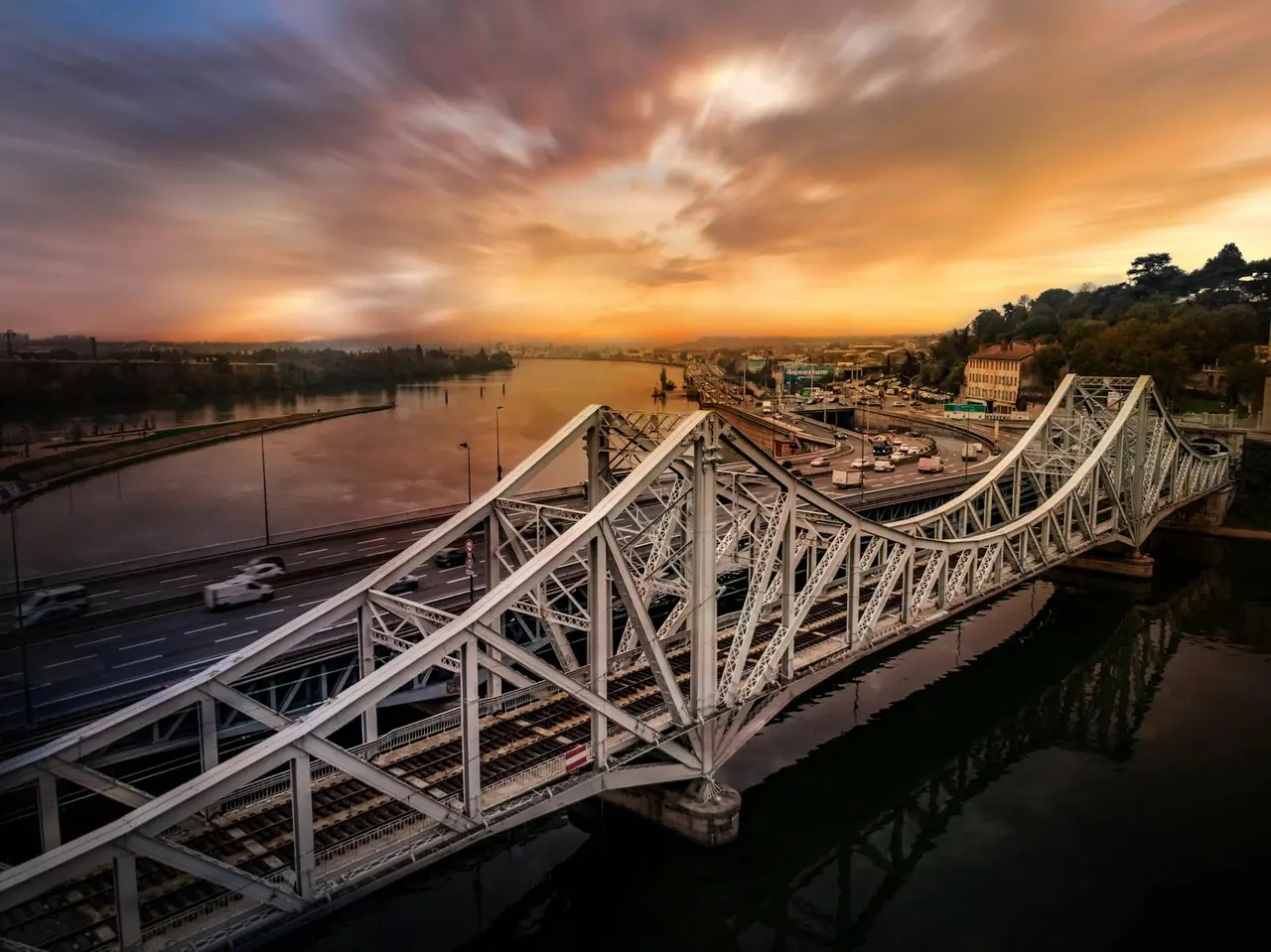 Lyon al Atardecer: Romance entre Dos Rios