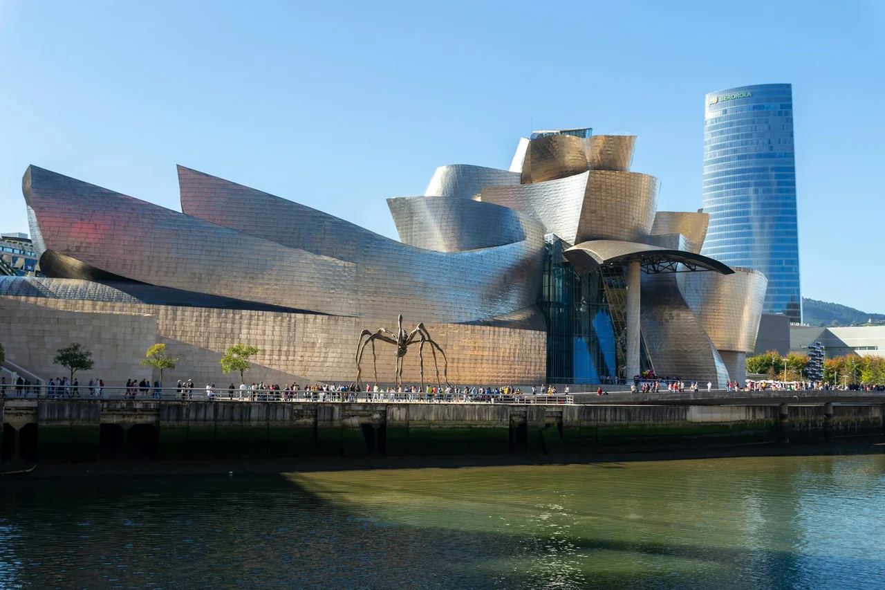 Monumental Bilbao: From the Guggenheim to the Old Town — bilbao