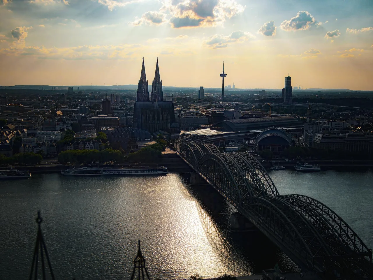Colonia Bleisure: Trabajo y Cultura junto al Rin — cologne
