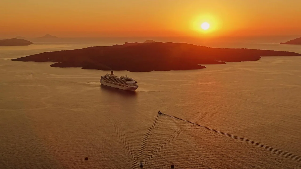 Santorini Bleisure: Negocios y Calma en la Joya del Egeo — santorini
