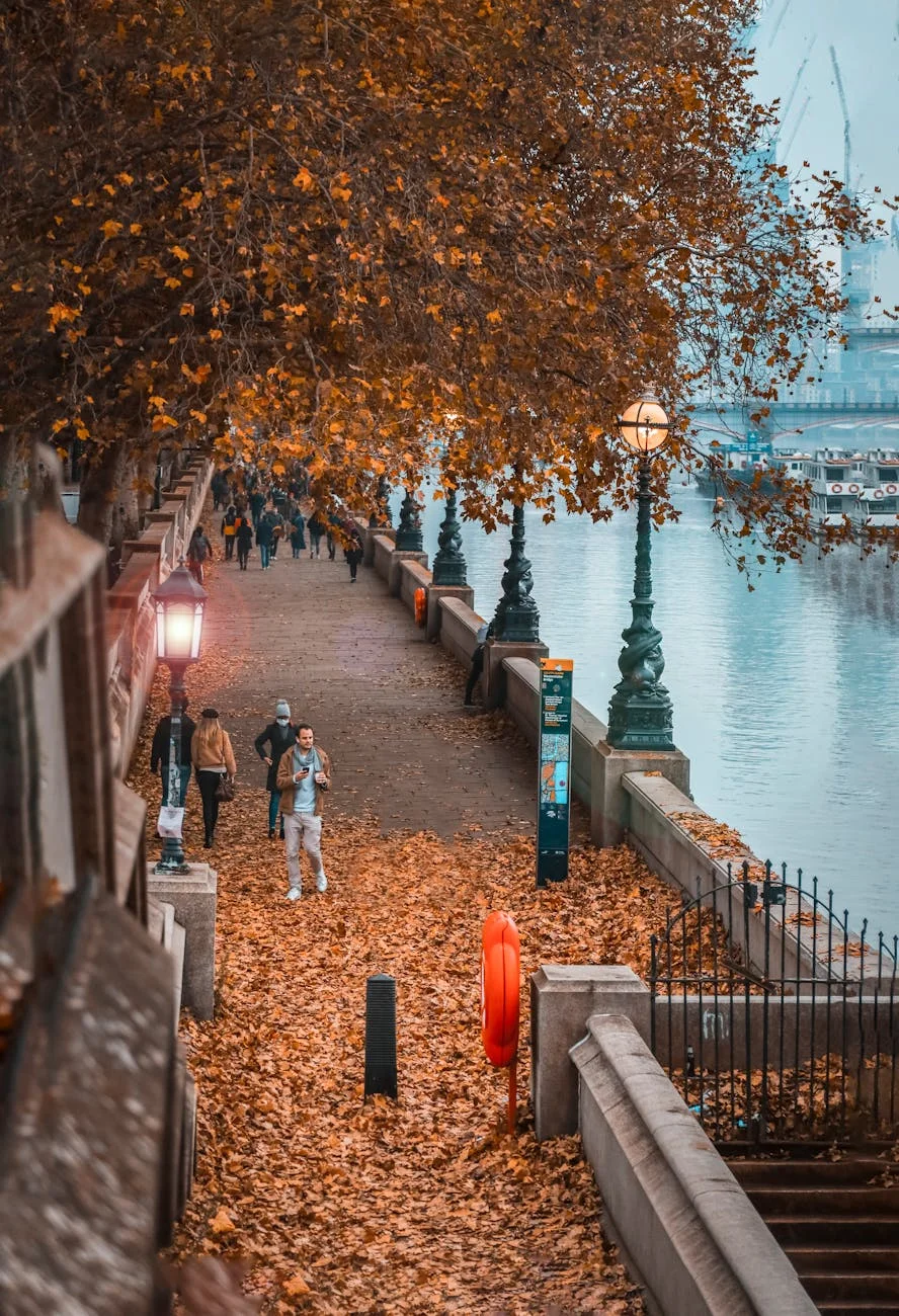 Paseo al atardecer por la orilla del Tamesis