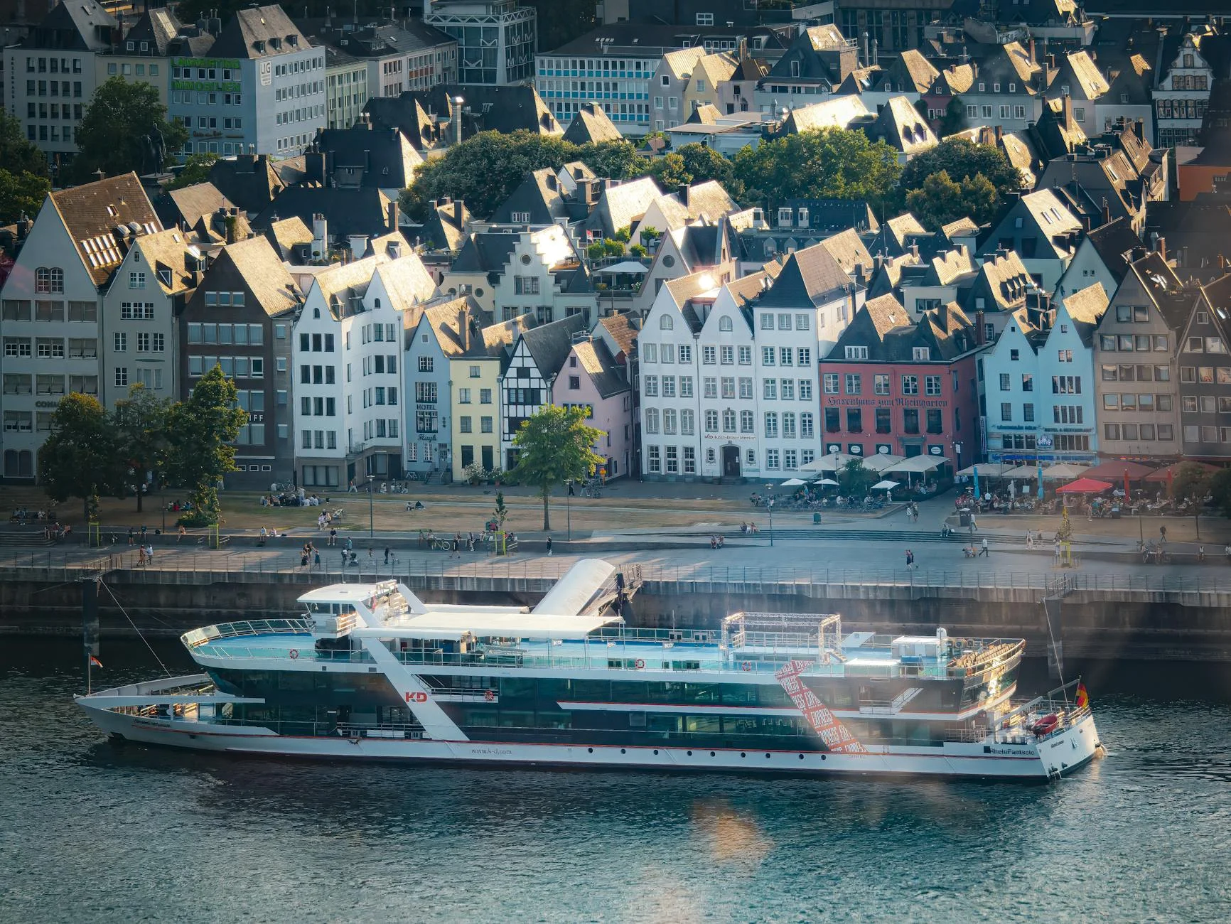Rhine Riverbank Promenade (Rheinuferpromenade)