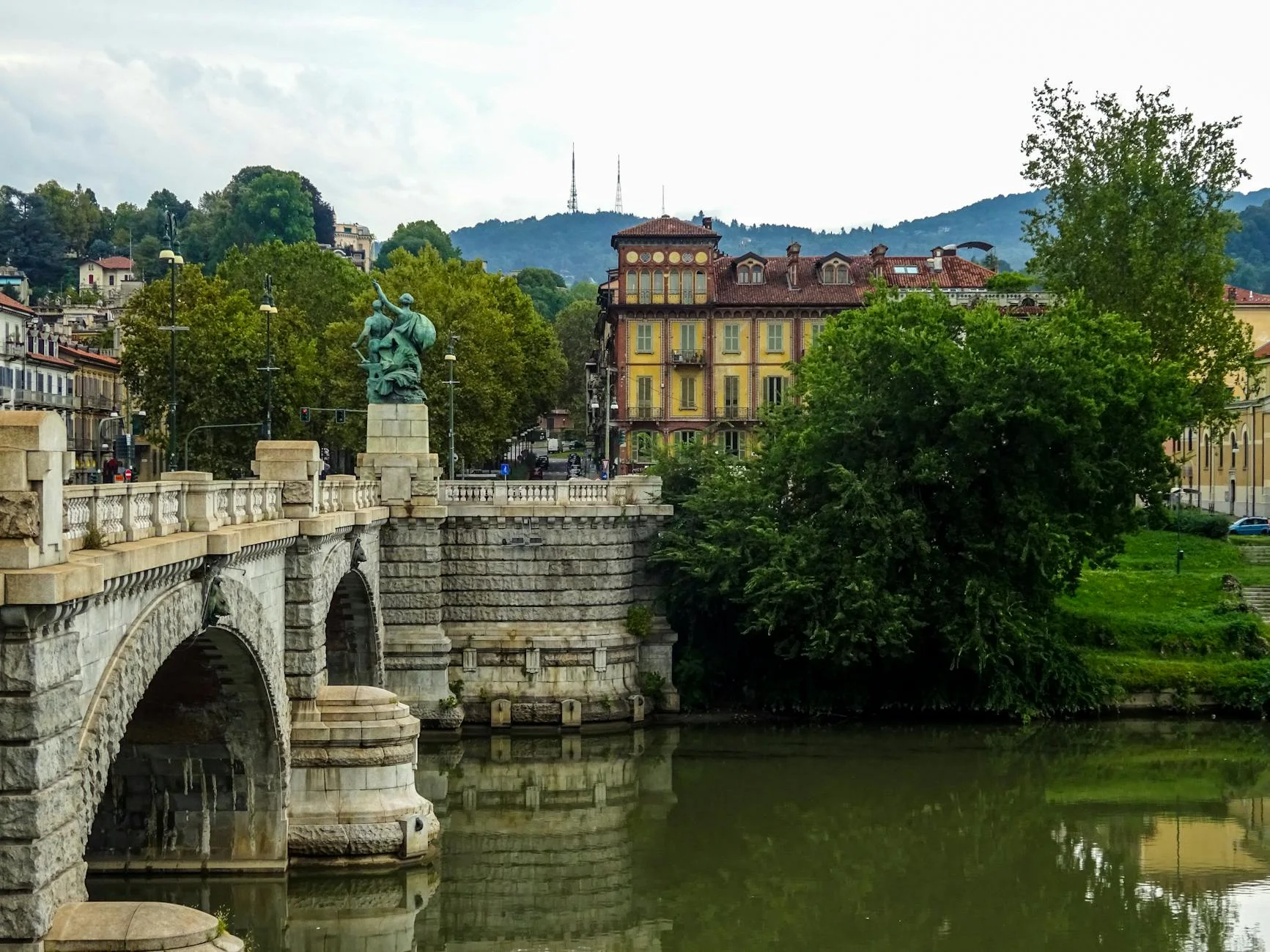 Bourg Médiéval et Rives du Pô