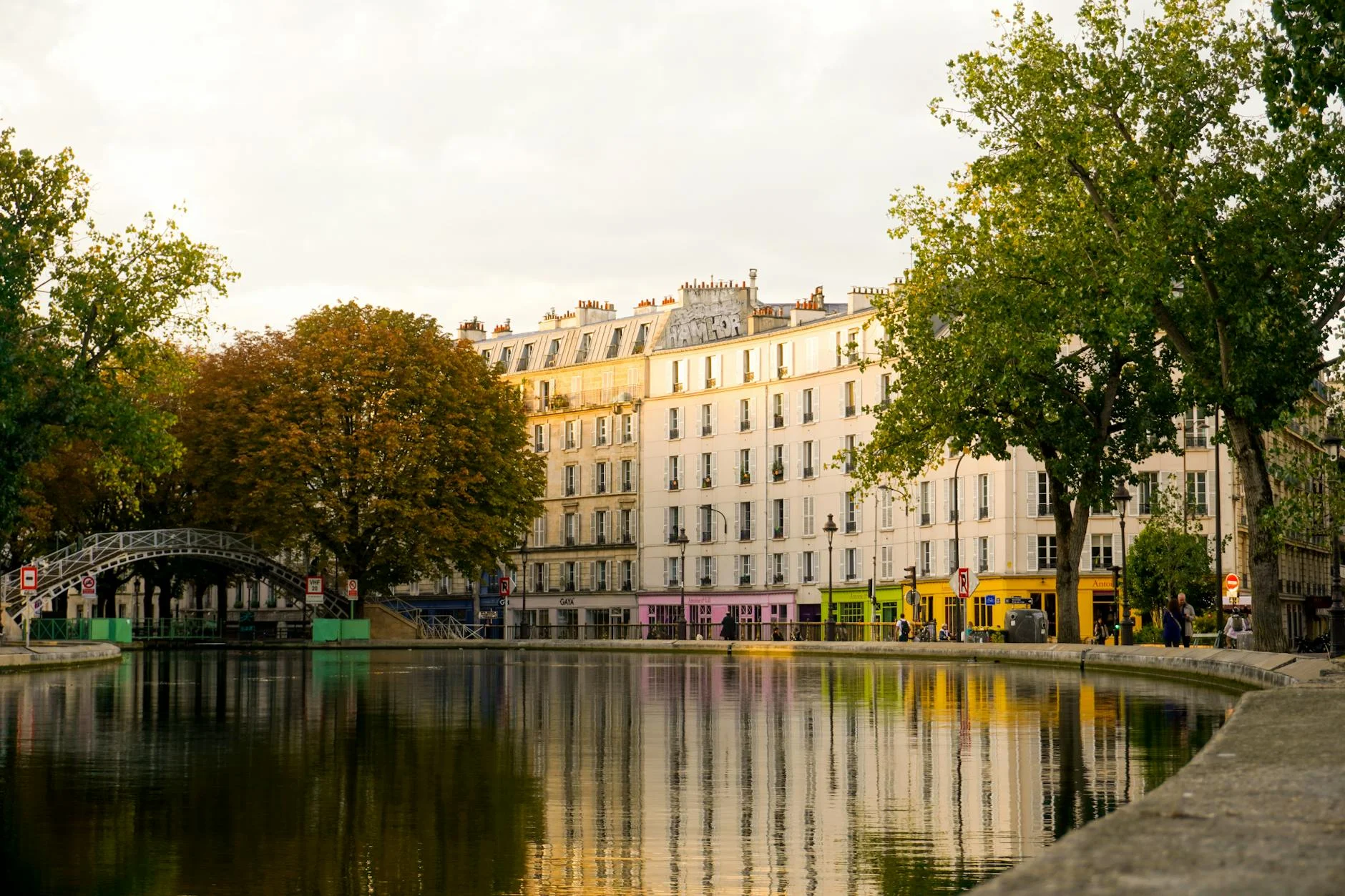 Walk along the Canal Saint-Martin