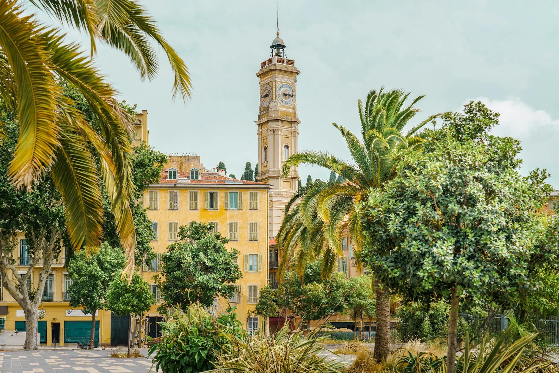 Place Garibaldi: Aperitivo y Vida de Barrio