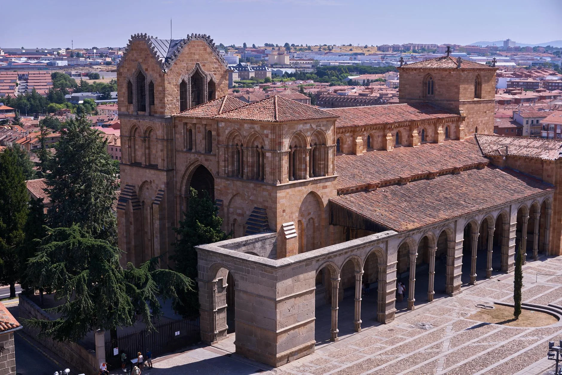 日出时的富维耶大教堂