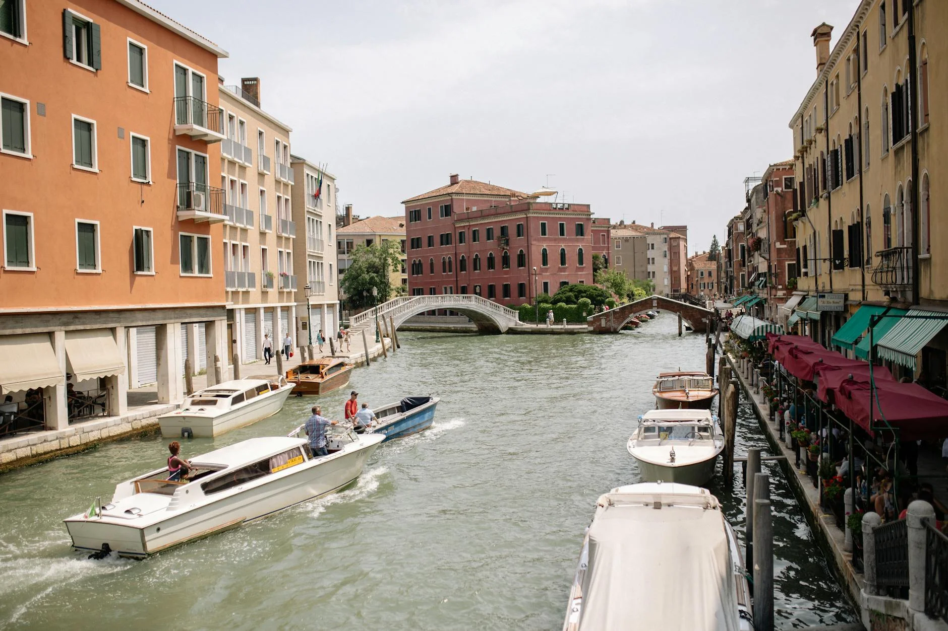 Retour au coucher du soleil à travers le lagon