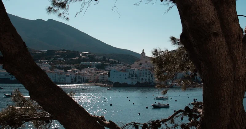 カダケスの白い街