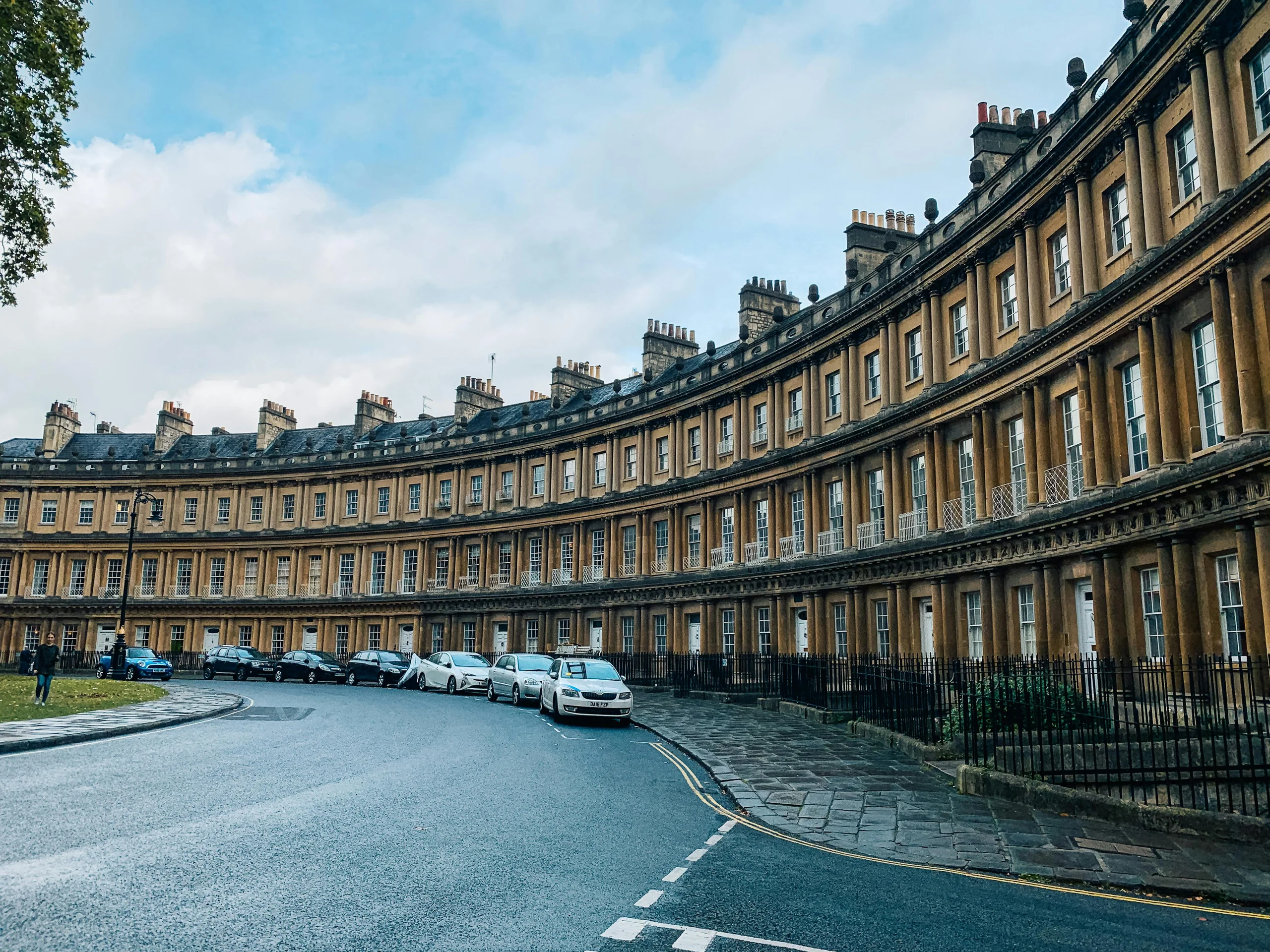 La iconica fachada curva del Royal Crescent en Bath, mostrando la arquitectura georgiana en piedra dorada