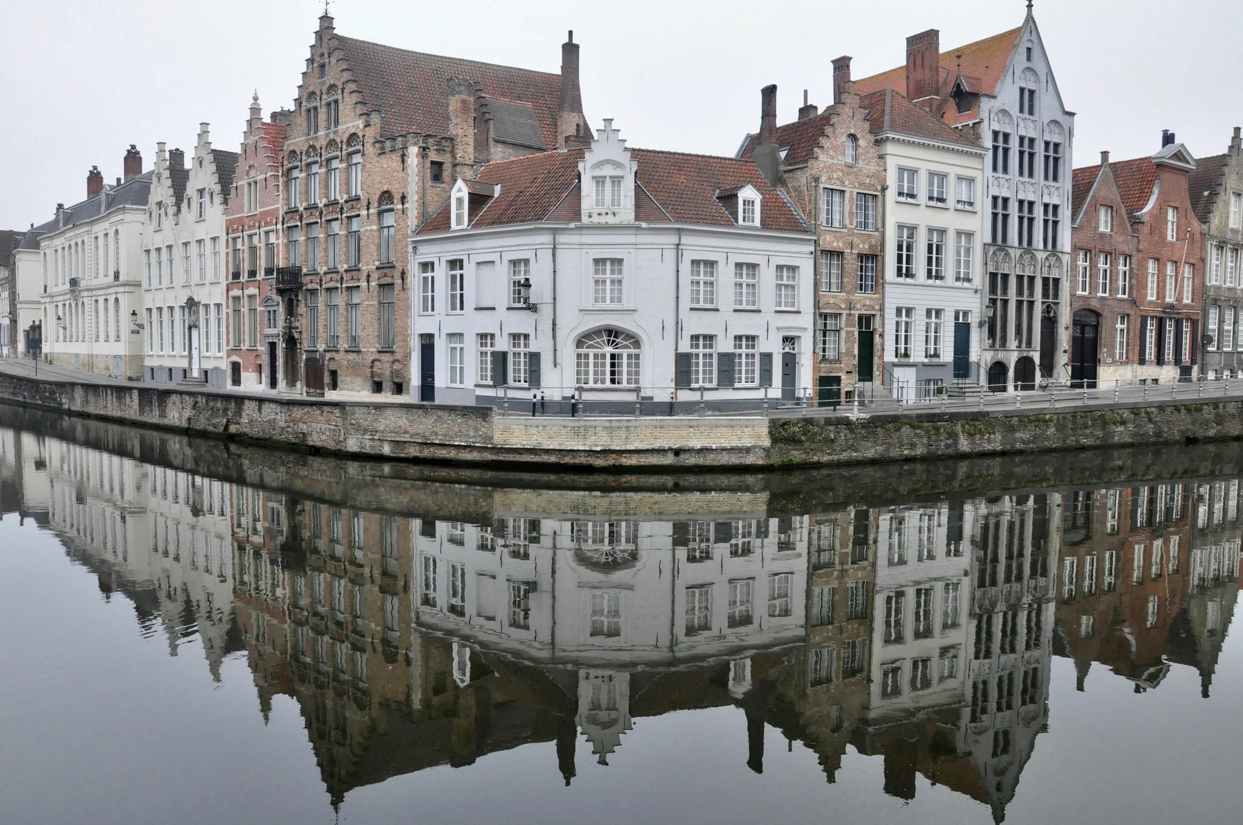Vista pintoresca de edificios historicos reflejados en un canal de Brujas, Belgica
