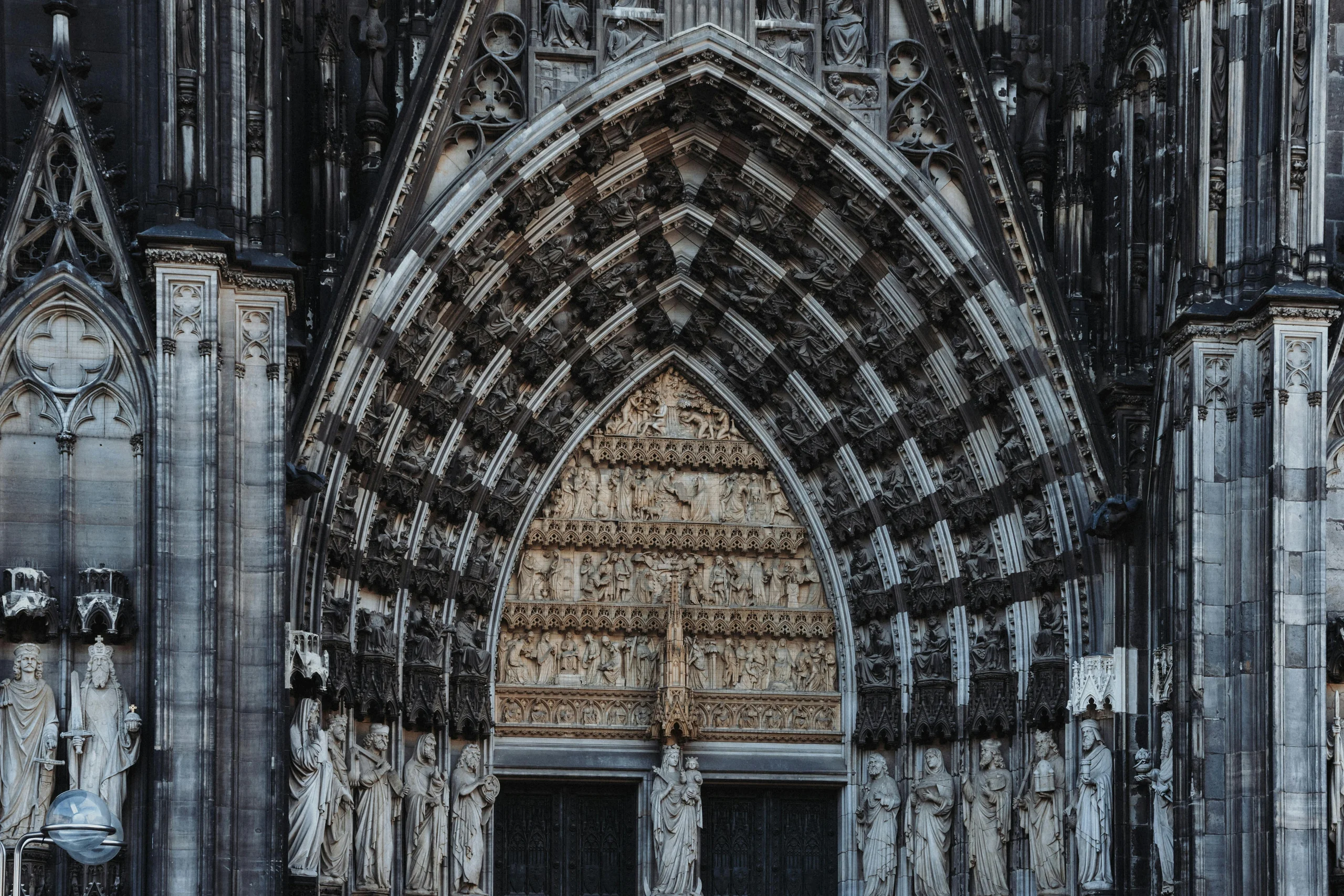 Fachada principal de la Catedral de Colonia con sus dos torres góticas imponentes