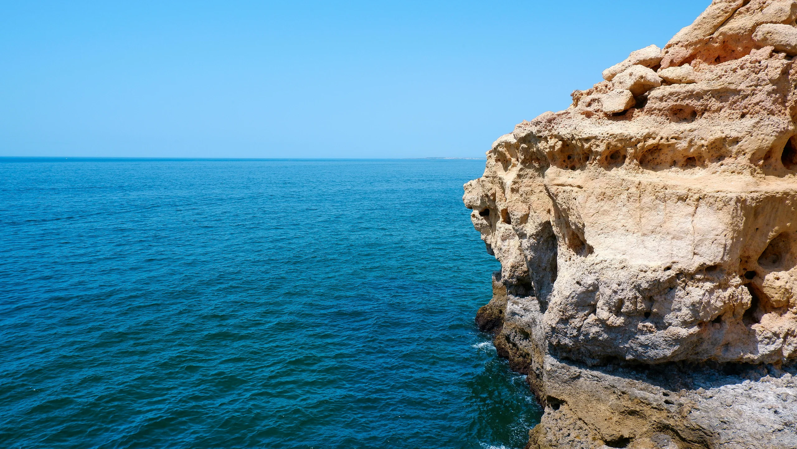 Espectaculares acantilados de caliza dorada de la costa del Algarve sobre aguas turquesa del Atlántico