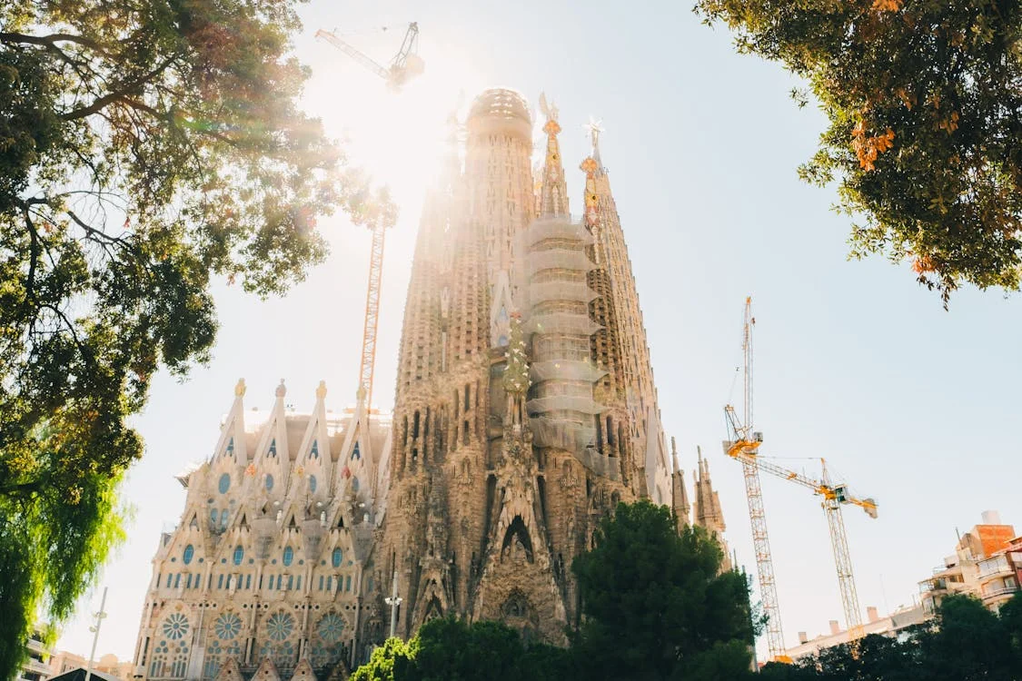 Vista majestuosa de la Sagrada Familia bajo el sol en Barcelona