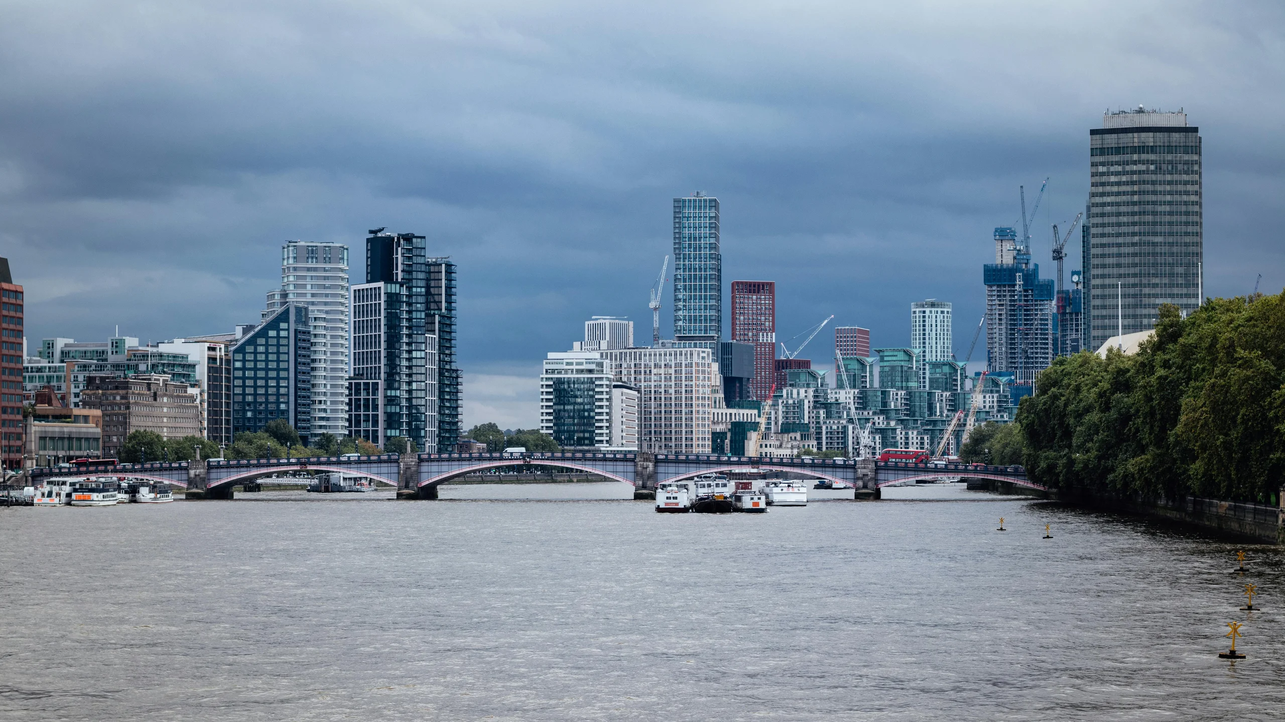 Vista panorámica del puente Lambeth cruzando el río Támesis con el skyline de Londres al fondo