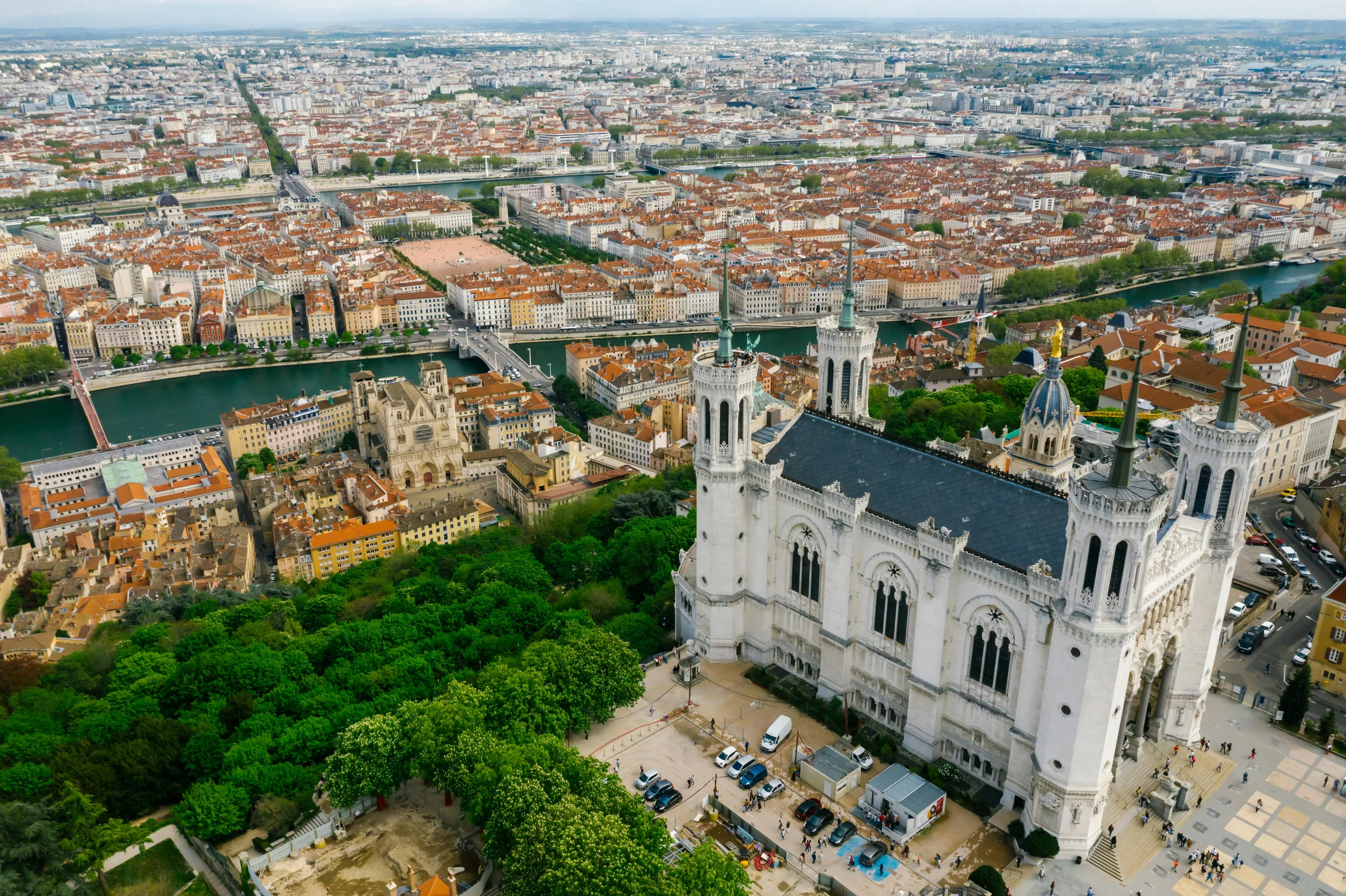 Vista aérea de la basílica de Notre-Dame de Fourvière y el skyline de Lyon al atardecer
