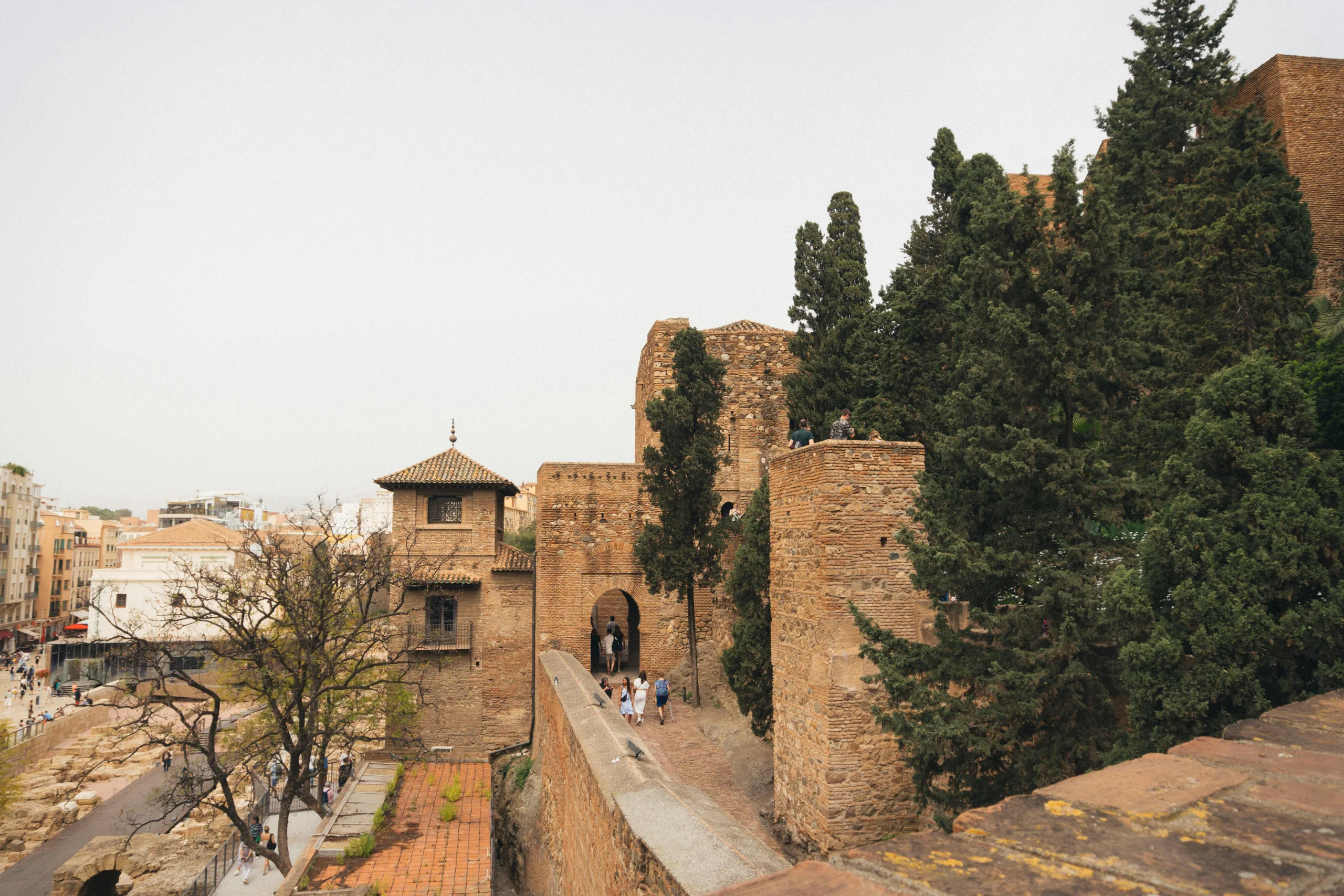 Vista de la Alcazaba de Málaga con la ciudad y el puerto al fondo