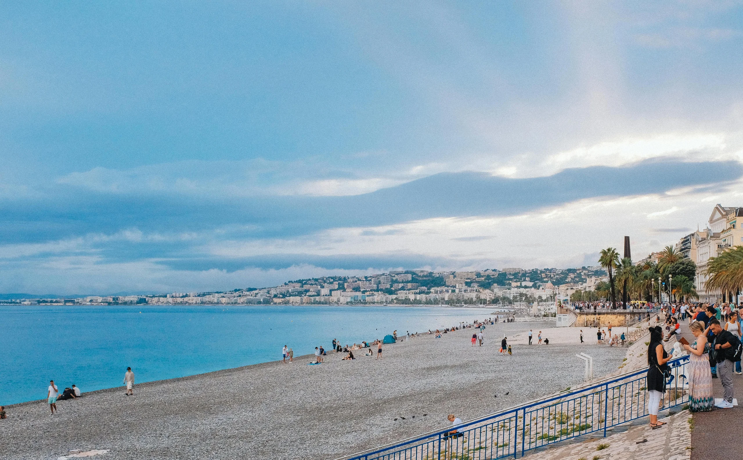 Vista de la Promenade des Anglais de Niza con la playa y el mar Mediterráneo